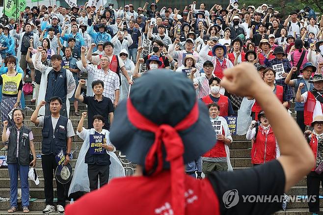 윤석열 정권 퇴진 서울지역 결의대회 (서울=연합뉴스) 박동주 기자 = 24일 오후 서울역광장에서 민주노총 서울본부 등 단체 관계자들이 윤석열 정권 퇴진 서울지역 결의대회를 하고 있다. 2024.8.24 pdj6635@yna.co.kr