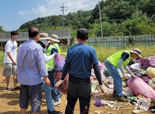 지난 23일 시민이 실수로 잃어버린 돈을 찾아주기 위해 김주완 주무관, 조석재 환경공무관, 클린시티 기간제 근로자들이 쓰레기 더미를 뒤지고 있다.(안동시 제공) 2024.8.25/뉴스1