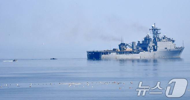 25일 한·미 해병대 2024년 쌍룡훈련에 참가한 USS 하퍼스 페리함이 경북 포항시 남구 도구해안에서 미 해병대 ACV(신형상륙전투차량) 탑재 훈련을 하고 있다. 한·미해병대는 26일부터 9월 7일까지 포항 일대에서 연합 상륙훈련 등을 실시한다. 2024.8.25/뉴스1 ⓒ News1 최창호 기자