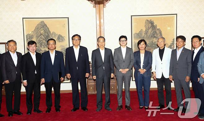 25일 서울 종로구 삼청동 총리공관에서 열린 고위당정협의회에서 한덕수 국무총리, 국민의힘 한동훈 대표, 정진석 대통령 비서실장 등 참석자들이 회의에 앞서 기념 촬영하고 있다. (공동취재)2024.8.25/뉴스1 ⓒ News1 박세연 기자