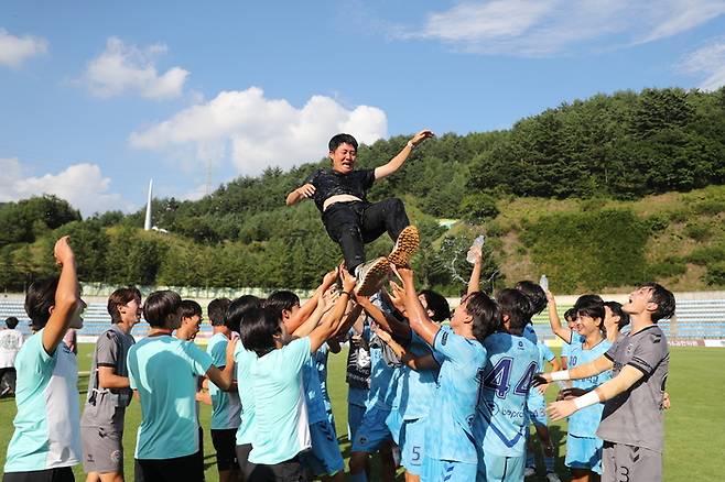 선문대 최재영(가운데) 감독이 우승 후 선수들에게 헹가래를 받고 있다. 사진 | 대학축구연맹