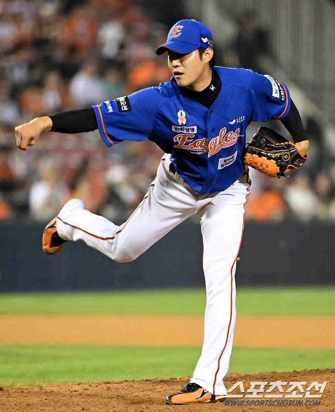 24일 잠실야구장에서 열린 한화와 두산의 경기, 한화 이상규가 역투하고 있다.  잠실=허상욱 기자 wook@sportschosun.com/2024.08.24/