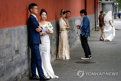 결혼사진 촬영하는 중국 부부들[EPA=연합뉴스 자료사진]