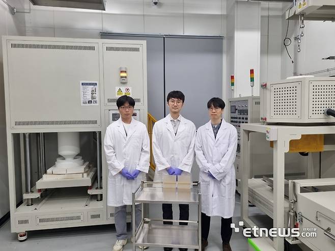 EUV 검사장비 광학계용 광학소재 부품 기술을 개발할 한국광기술원 광학렌즈소재연구센터 연구원들.