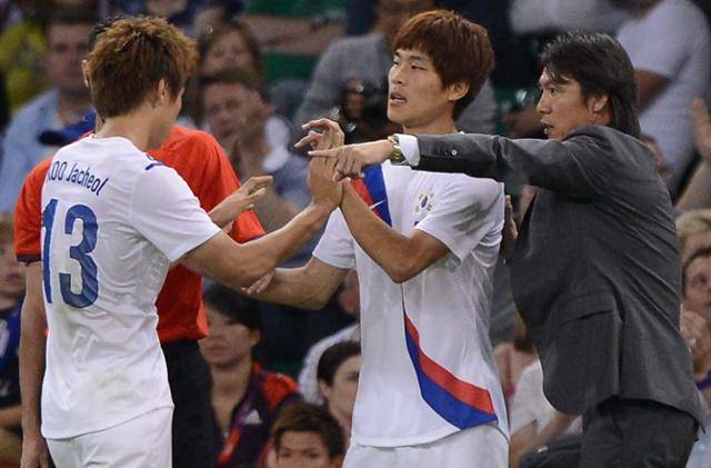 김기희(가운데)가 영국 카디프 밀레니엄 스타디움에서 열린 2012 런던올림픽 축구 동메달결정전에서 교체 투입되고 있다. 한국일보 자료사진