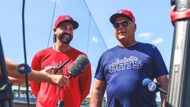 켈리와 그의 아버진 팻 켈리. 사진=마이너리그 홈페이지 캡처