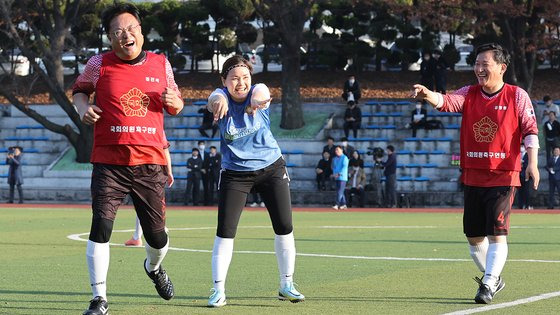 2022년 11월 국회 운동장에서 열린 여야 국회의원 친선축구경기 당시 임오경 더불어민주당 의원(가운데)이 국민의힘 선수가 1명 더 출전했다며 정진석 국민의힘 의원(왼쪽)을 밀어내고 있다. 연합뉴스