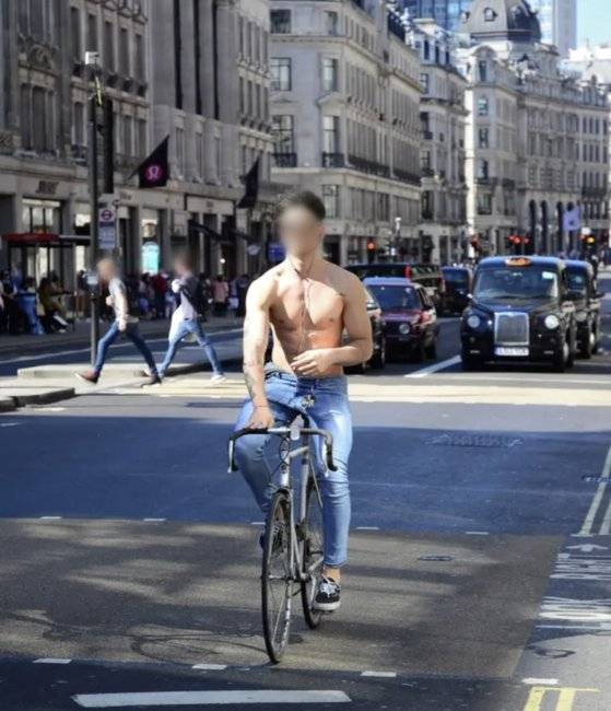 영국 런던에서 한 남성이 상반신을 노출한 채 자전거를 타고 있다. 사진 더 선 홈페이지 캡처