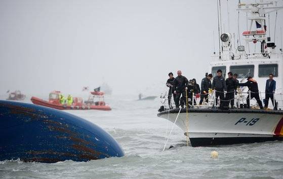 세월호 침몰사고 사흘째던 2014년 4월 18일 사고 해역에서 해경과 해군 등이 선체에 공기를 주입하는 작업을 하고 있다. 중앙포토