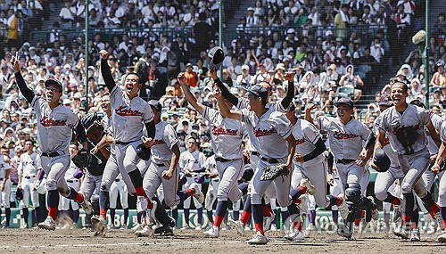 한국계 국제학교인 교토국제고 선수들이 23일 일본 효고현 니시노미야 한신고시엔구장에서 열린 전국 고교야구선수권대회(여름 고시엔) 결승전에서 간토다이이치고를 2-1로 이기고 우승한 뒤 응원석 쪽으로 달려가고 있다. 2024.8.23 [교도=연합뉴스]