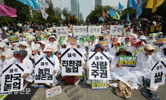 전국농민회총연맹 등 8개 농민단체가 연대한 ‘국민과 함께하는 농민의길’ 소속 농민들이 지난 7월4일 국회 앞에서 정부의 농산물 수입 확대 정책을 반대하는 내용의 ‘기후재난 시대, 농민생존권 쟁취와 국가책임농정 실현을 위한 전국농민대회’를 열고 있다. 권도현 기자