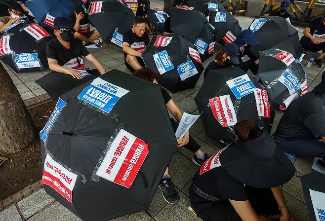 Protesters hit by the liquidity crisis at e-commerce platforms Tmon and WeMakePrice gather in front of the Financial Supervisory Service in Yeouido, western Seoul, Sunday. (Yonhap)