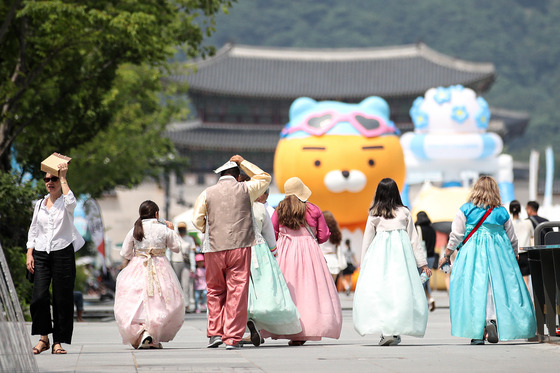 Tourists walk around the Gwanghwamun Square in central Seoul on Aug. 9. [NEWS1]