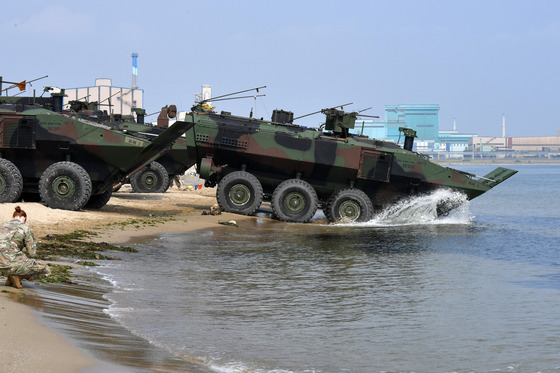 U.S. Marines practice driving amphibious combat vehicles into the sea at a beach in Pohang, North Gyeongsang, on Sunday, a day before the start of the Ssangyong joint landing exercise. [NEWS1]