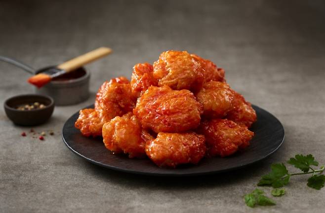 CJ제일제당이 선보인 냉동치킨 ‘고메 소바바치킨 양념’. CJ제일제당