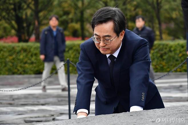 김동연 경기지사가 부인 정우영 여사와 함께 5일 오전 경남 김해 봉하마을 노무현 전 대통령 묘역을 찾아 참배하고 너럭바위를 어루만지고 있다. 2024.03.05 /사진=뉴시스