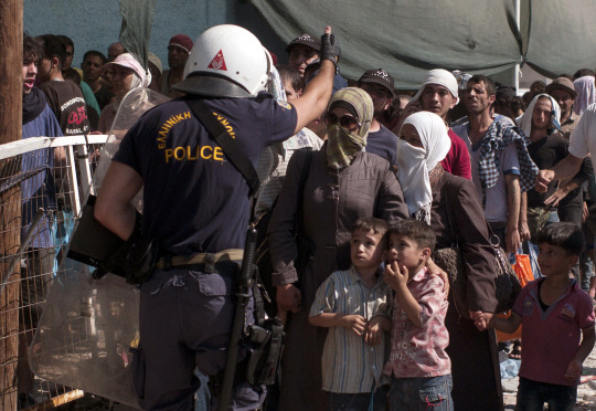 APTOPIX Greece Migrants 그리스 레스보스섬 항구에서 그리스 경찰관이 등록 절차를 기다리는 난민과 이민자들을 통제하고 있다. 23일 그리스 해안경비대는 성명을 통해 이주민보트가 경고를 무시한 채 운행되고 있어 엔진을 겨냥해 사격을 했으나 남성 1명이 총상으로 사망했다고 발표했다. AP 연합뉴스