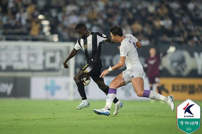 [서울=뉴시스] 프로축구 K리그2 성남FC의 코레아(왼쪽), FC안양의 김정현. (사진=한국프로축구연맹 제공) *재판매 및 DB 금지