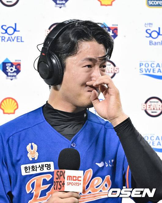 [OSEN=잠실, 박준형 기자]8월&nbsp;들어 상승세를 타고 있는 푸른 한화 이글스가 무서운 뒷심을 앞세워 연장 접전 끝 승리를 쟁취했다.프로야구 한화 이글스는 24일 서울 잠실구장에서 열린 2024 신한 SOL뱅크 KBO리그 두산 베어스와의 시즌 14차전에서 연장 접전 끝 7-6으로 승리했다.경기종료후 한화 이상규가 눈물 보이며 인터뷰를 하고 있다.    2024.08.24 / soul1014@osen.co.kr