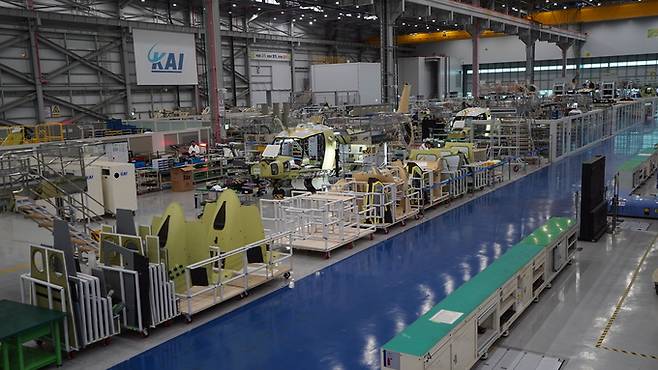 경남 사천 한국항공우주산업(KAI) 공장에서 소형무장헬기(LAH)들이 조립되고 있다. KAI 제공