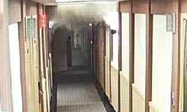 지난 22일 경기 부천 호텔 화재 당시 최초 발화 지점인 810호 객실 밖으로 연기가 확산하는 모습. 호텔 폐쇄회로(CC)TV에 당일 오후 7시 38분에 촬영됐다. 더불어민주당 윤건영 의원실 제공