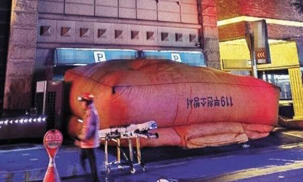 지난 22일 오후 경기도 부천시 원미구 중동의 한 호텔 화재 현장에서 남녀 투숙객이 추락 한 뒤 뒤집혀 있는 에어매트. 연합뉴스