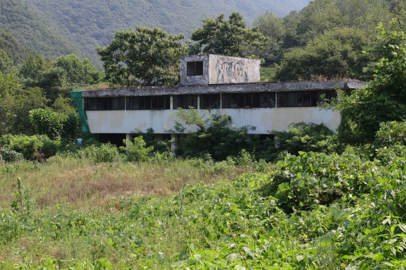 적막한 동두천 옛 성병관리소 - 이 건물은 한국전쟁 이후 미군 상대 성매매 종사자들을 관리하기 위해 정부가 운영했다가 1996년에 폐쇄했다. 2024.8.14 연합뉴스