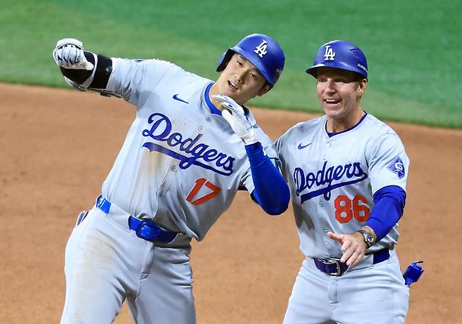 3월 20일 오후 서울 고척스카이돔에서 미국프로야구(MLB) 공식 개막전 LA다저스 대 샌디에이고 파드리스 1차전 경기. 8회초 1사 1,2루 때 LA 다저스 오타니 쇼헤이가 1타점 적시타를 친 후 기뻐하고 있다. 연합뉴스