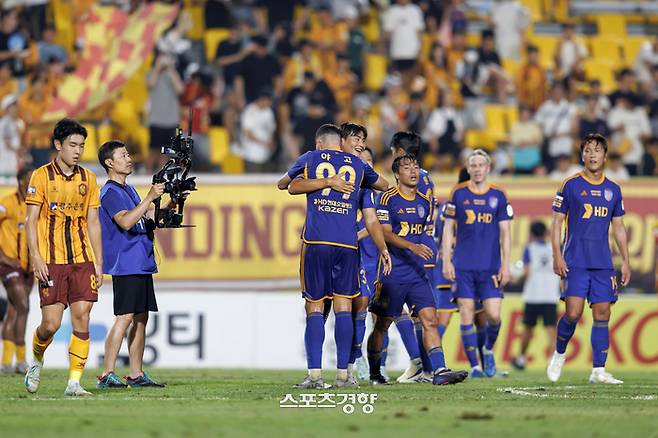 울산 HD 야고가 팀 승리 뒤 동료들과 세리머니를 하고 있다. 프로축구연맹 제공