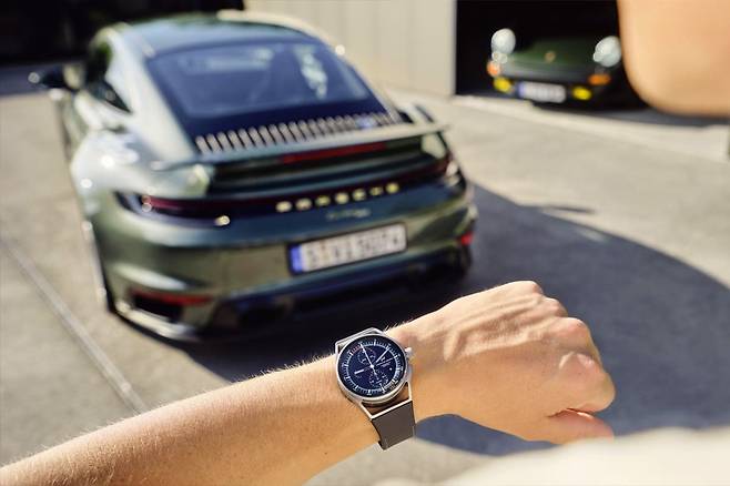 포르쉐 911 터보 50주년 에디션과 한정판 크로노그래프 시계