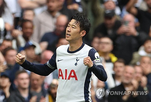 손흥민이 보여준 엄청난 강도의 압박은 '축구 종가' 잉글랜드 축구 국가대표팀의 주전 수문장도 당황할 정도였다. 잉글랜드 축구대표팀의 수호신 조던 픽퍼드를 상대로 두 골을 작렬시키며 토트넘 홋스퍼의 4-0 대승을 이끈 손흥민은 당연하게도 MOM(Man Of the Match, 최우수선수)으로 선정됐다. 이날 멀티골로 손흥민은 자신의 프리미어리그 통산 121호골과 122호골을 기록, 로멜루 루카쿠(121골)와 스티븐 제라드(120골)를 넘어 프리미어리그 역대 득점 21위로 올라섰다. 손흥민은 3라운드 뉴캐슬 유나이티드 원정에서 시즌 3호골에 도전한다. 사진 연합뉴스