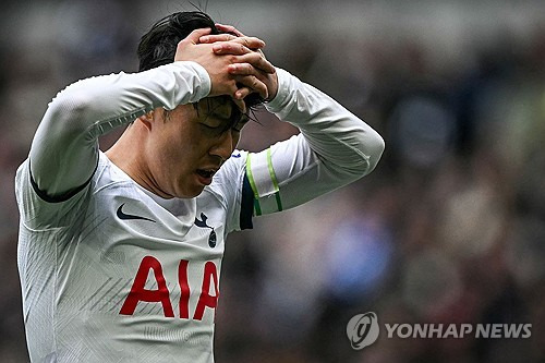 손흥민이 보여준 엄청난 강도의 압박은 '축구 종가' 잉글랜드 축구 국가대표팀의 주전 수문장도 당황할 정도였다. 잉글랜드 축구대표팀의 수호신 조던 픽퍼드를 상대로 두 골을 작렬시키며 토트넘 홋스퍼의 4-0 대승을 이끈 손흥민은 당연하게도 MOM(Man Of the Match, 최우수선수)으로 선정됐다. 이날 멀티골로 손흥민은 자신의 프리미어리그 통산 121호골과 122호골을 기록, 로멜루 루카쿠(121골)와 스티븐 제라드(120골)를 넘어 프리미어리그 역대 득점 21위로 올라섰다. 손흥민은 3라운드 뉴캐슬 유나이티드 원정에서 시즌 3호골에 도전한다. 사진 연합뉴스