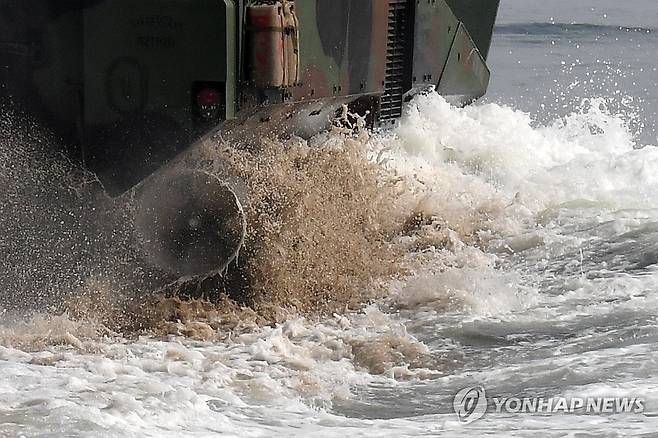 바다를 향해 돌진 (포항=연합뉴스) 손대성 기자 = 한미 해군·해병대가 경북 포항 일대에서 연합상륙훈련인 2024년 쌍룡훈련을 하는 가운데 25일 포항 해안에서 미 해병대의 최신 차륜형 상륙장갑차 ACV가 바다로 돌진하고 있다. 2024.8.25 sds123@yna.co.kr