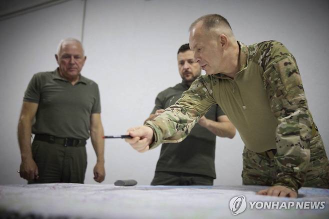 볼로디미르 젤렌스키 우크라이나 대통령(가운데)에게 전황을 브리핑하는 올렉산드르 시르스키 총사령관(오른쪽) [AP 연합뉴스 자료사진. 재판매 및 DB 금지]