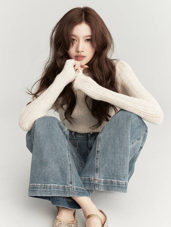 다이어트 효과 제대로네…트와이스 사나, 혼혈 느낌 가득한 새 화보에 감탄 연발