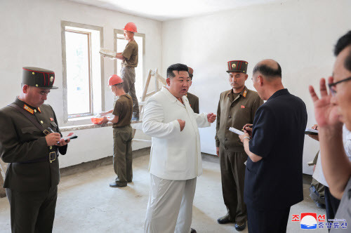 김정은 북한 국무위원장이 지난 24일과 25일 지방공업공장 건설장들을 시찰했다고 조선중앙통신이 26일 보도했다.(사진=조선중앙통신, 연합뉴스)