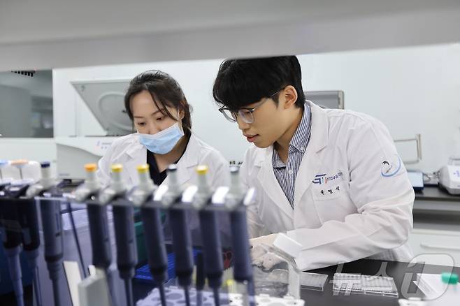 지아이이노베이션 연구원이 후보물질 데이터를 분석하고 있다.(지아이이노베이션 제공)/뉴스1 ⓒ News1