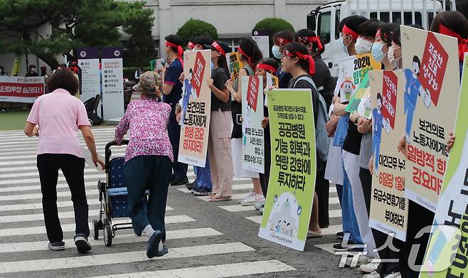 보건의료노조 국립중앙의료원지부 노조원들이 26일 서울 중구 국립중앙의료원 입구에서 시민들에게 총파업 투쟁 선전전을 하고 있다.  2024.8.26./뉴스1 ⓒ News1 박세연 기자