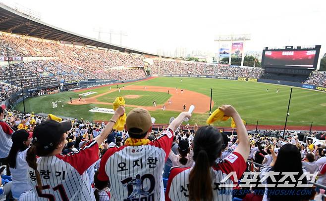 18일 잠실야구장에서 열린 KIA와 LG의 경기, 경기장을 찾은 관중들이 경기를 지켜보고 있다. KBO 리그는 이날 누적 관중 840만7887명을 기록, 2017년 세운 역대 최다 관중 기록을 넘어서 한국 프로스포츠 사상 한 시즌 최다 관중 신기록을 세웠다. 잠실=허상욱 기자 wook@sportschosun.com/2024.08.18/