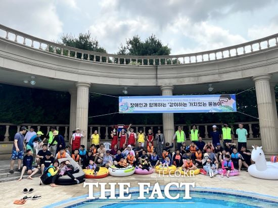 경기도평생교육진흥원 경기미래교육 양평캠퍼스는 지난 16일과 23일 사회적 배려계층 어린이와 장애인을 초청해 야외수영장 무료 개방행사를 진행했다고 밝혔다./경기