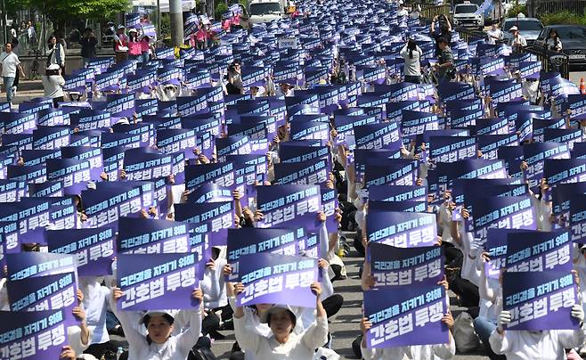 간호사 등을 조합원으로 둔 전국보건의료노조가 의료 정상화와 처우 개선 등을 요구하며 조건이 받아들여지지 않을 경우 29일부터 파업에 돌입하겠다고 예고했다. 사진은 지난 5월 23일 서울 여의도 국회 앞에서 열린 ‘전국 간호사 간호법안 제정 촉구 결의대회’에서 간호사들이 피켓을 들고 간호법 법제화를 촉구하는 모습. /이덕훈 기자