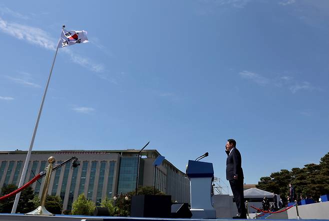 윤석열 대통령이 10일 서울 여의도 국회 앞마당에서 열린 취임식에서 거수경례를 하고 있다./대통령실 제공