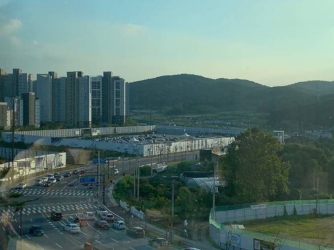 2021년 9월 롯데프리미엄아울렛 의왕점에서 바라본 리빙 전문관 부지. 의왕점은 당시 해당 부지를 주차장으로 활용하면서 리빙전문관 '메종 의왕'의 건립을 준비해 왔다. 현재는 해당 공사가 중단된 상태다. /김은영 기자