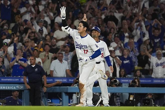 LA 다저스의 오타니 쇼헤이가 24일 탬파베이와의 미국프로야구 메이저리그(MLB) 안방경기에서 3-3이던 9회말 2사 후 끝내기 
만루 홈런을 날린 뒤 3루 베이스를 돌며 손가락 4개를 펴 보이고 있다. 이 홈런으로 오타니는 MLB 역대 최소인 126경기 만에
 시즌 40홈런-40도루를 달성했다. 로스앤젤레스=AP 뉴시스