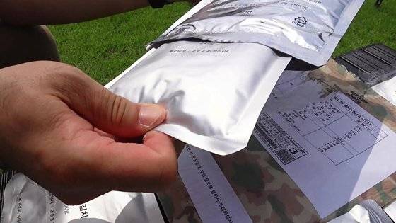 주식인 굴소스 카레 비빔밥은 발열백에 넣은 뒤 물을 부어 덮혀 먹는다. 동영상 캡처