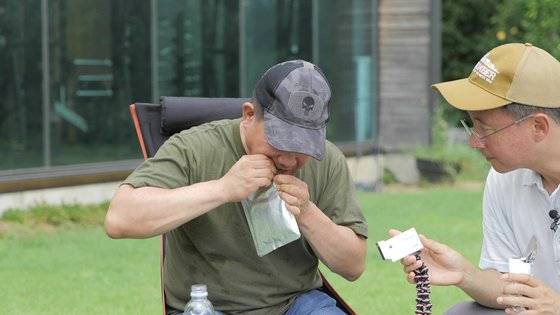 새우 볶음밥 포장을 택티컬하게 이빨로 뜯는 김민수 대표. 동영상 캡처