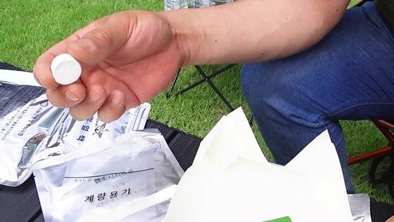 부속품으로 들어간 휴지. 평소엔 동글게 만 뒤 납작하게 누른 상태다. 동영상 캡처