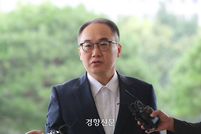 이원석 검찰총장이 26일 서울 서초구 대검찰청으로 출근하며 취재진 질문에 답하고 있다.  한수빈 기자