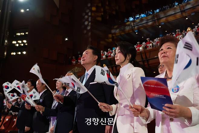 윤석열 대통령과 김건희 여사가 지난 15일 서울 세종문화회관에서 열린 제79주년 광복절 경축식에서 태극기를 흔들며 광복절 노래를 제창하고 있다. 대통령실사진기자단