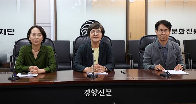 방송통신위원회가 선임한 MBC 대주주 방송문화진흥회 신임 이사 6명에 대한 임명 효력정지 신청이 인용된 26일, 권태진 방문진 이사장 등 방문진 이사들이 서울 마포구 방문진 사무실에서 법원의 결정과 관련해 입장 발표를 하고 있다. 권도현 기자